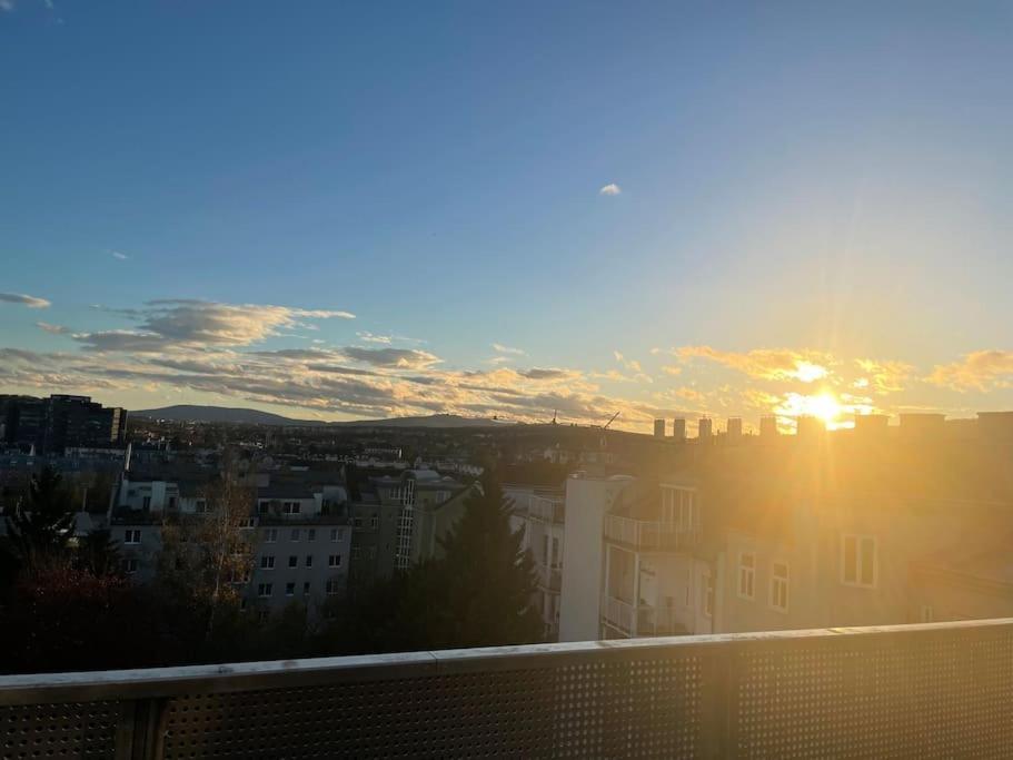 Rooftop Terrace- Panoramablick Ueber Wien Apartment Luaran gambar